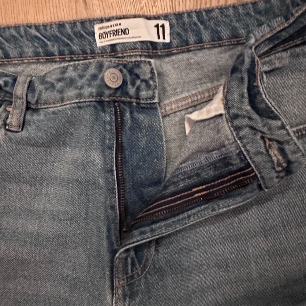 REFUGE DENIM DISTRESSED BOYFRIEND JEANS womens SIZE 11 - Picture 2 of 8